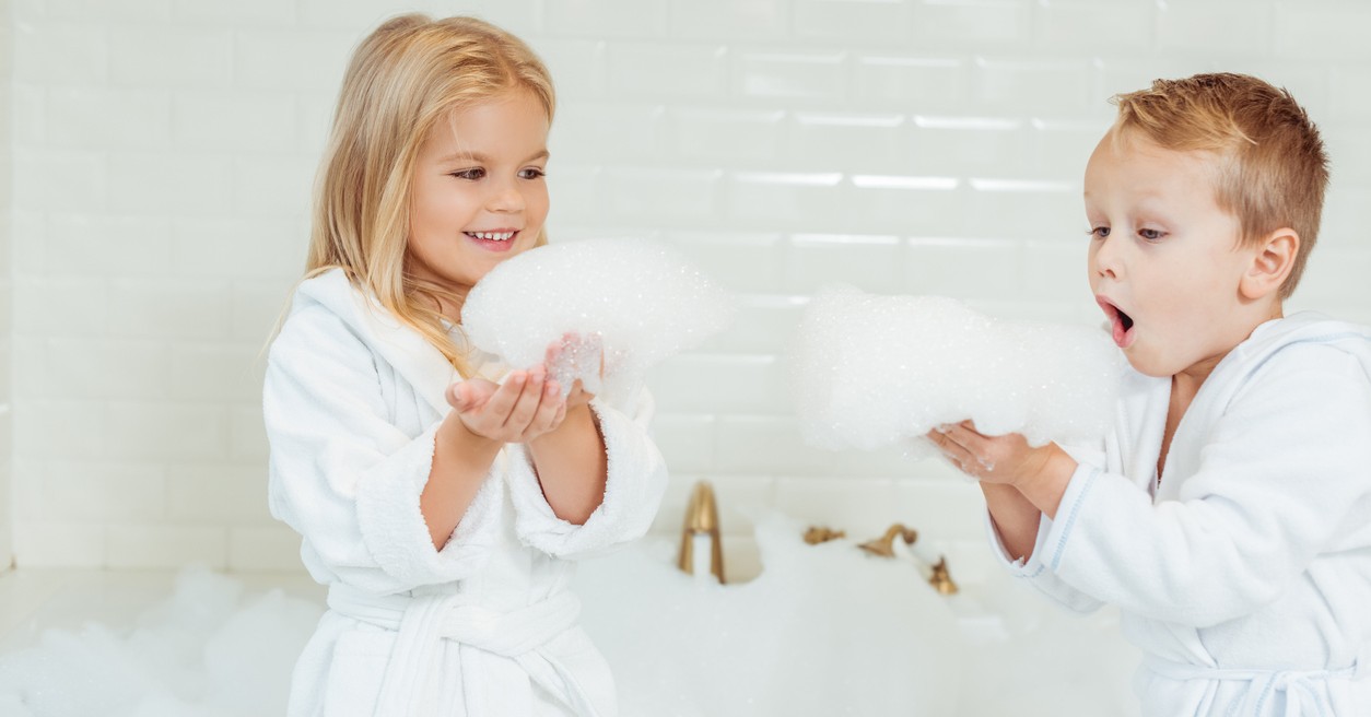 Toalla, capa o albornoz, ¿qué es mejor para bañar a los niños?