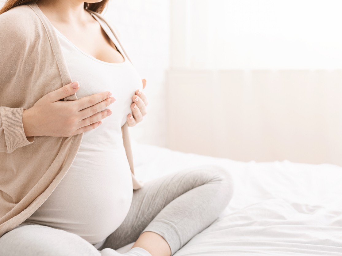 Embarazada con dolor de pecho (Foto: iStock)