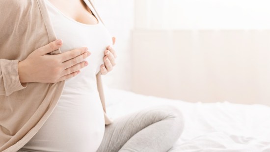 Embarazada con dolor de pecho (Foto: iStock)