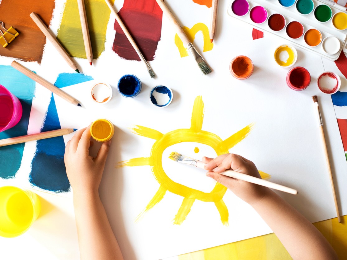 Niña pintando (Foto: iStock)