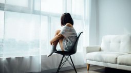mujer con ansiedad en casa