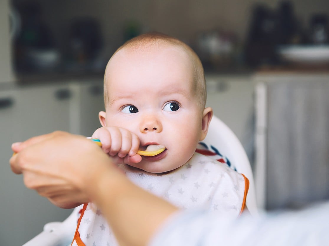 Bebé comiendo puré (Foto: iStock)