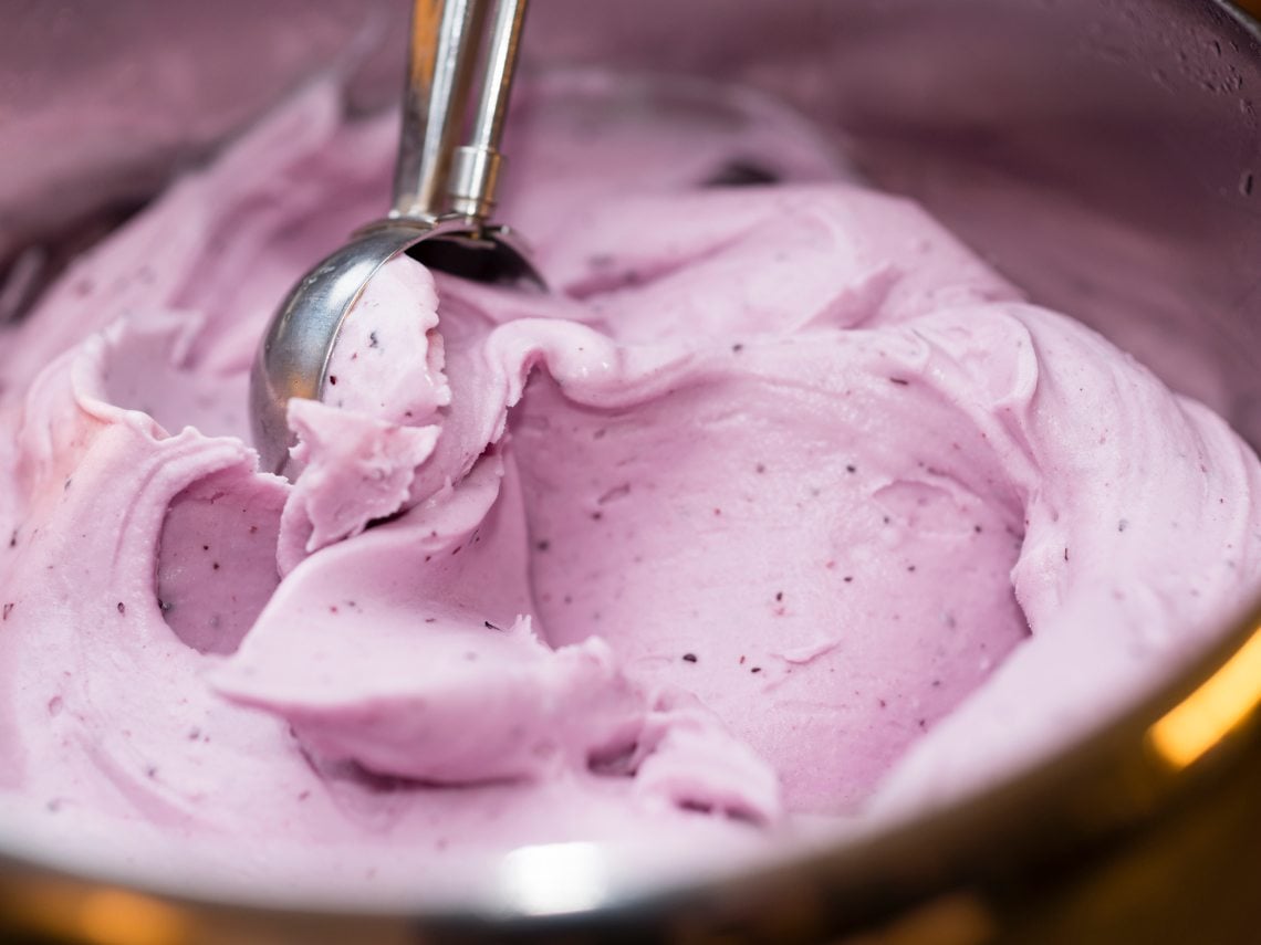 Helado casero con huevo crudo