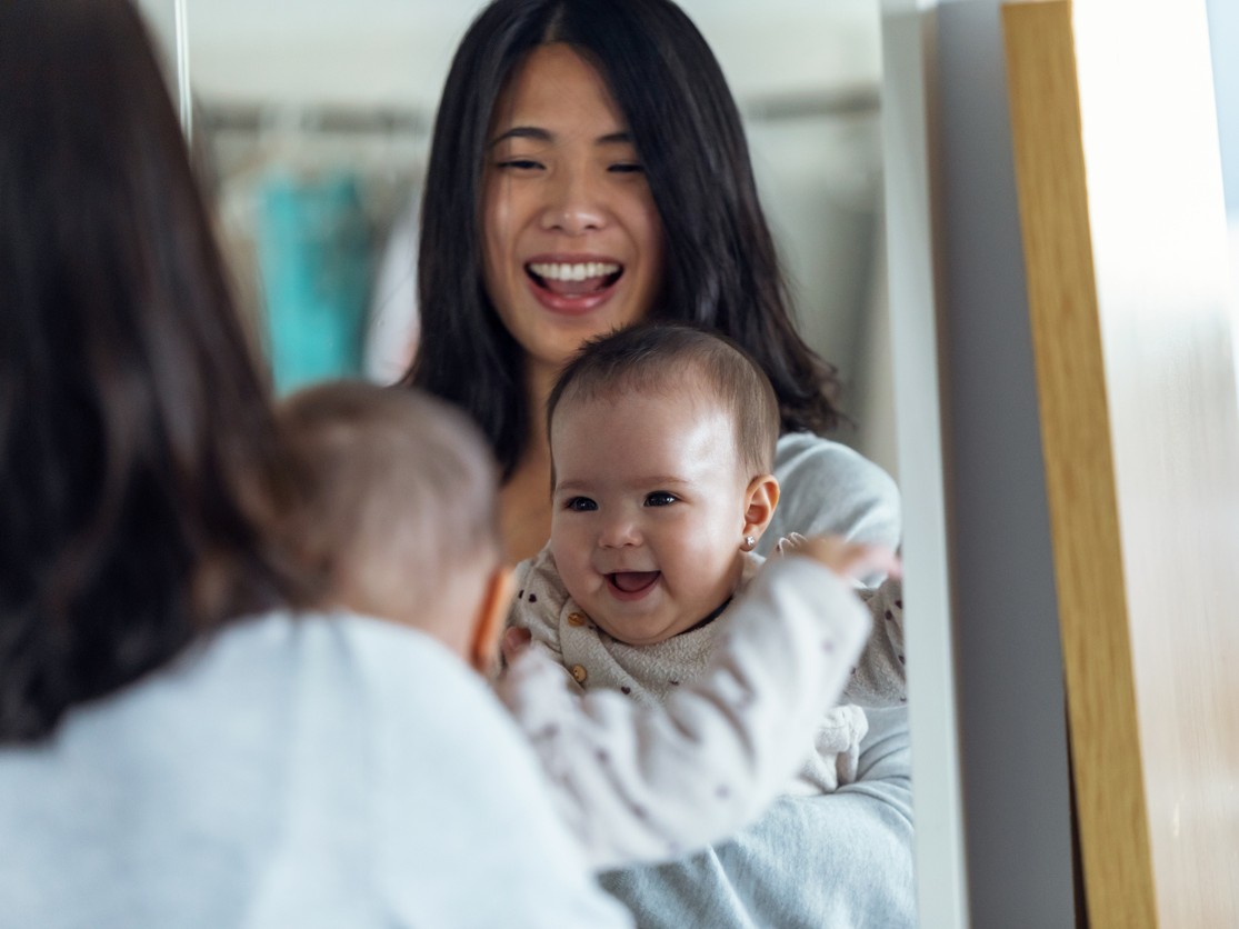 Bebé y mamá frente al espejo (Foto: iStock)