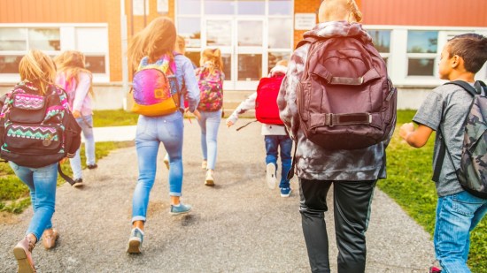 Niños entrando al colegio (Foto: iStock)
