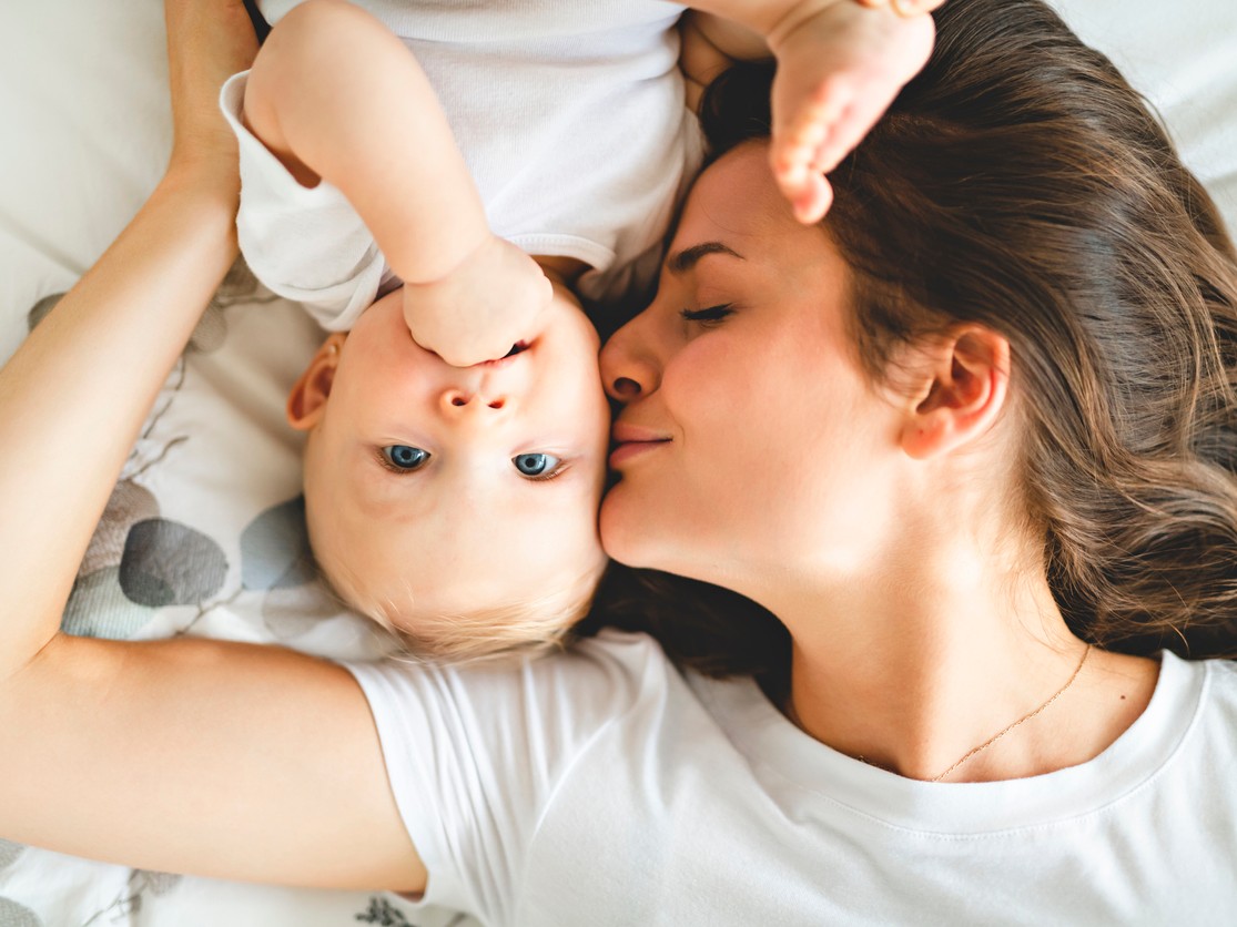 Bebé con mamá (Foto: iStock)