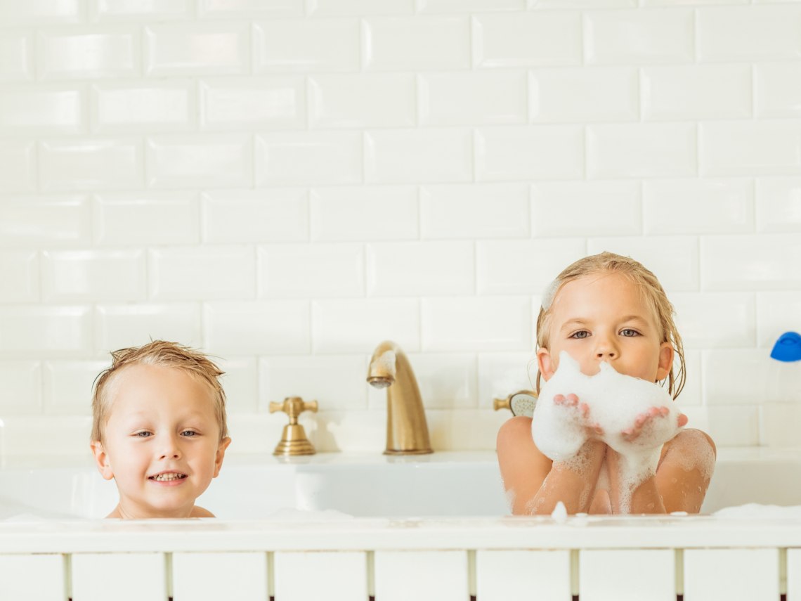 Cómo bañar a un niño pequeño y a un bebé al mismo tiempo