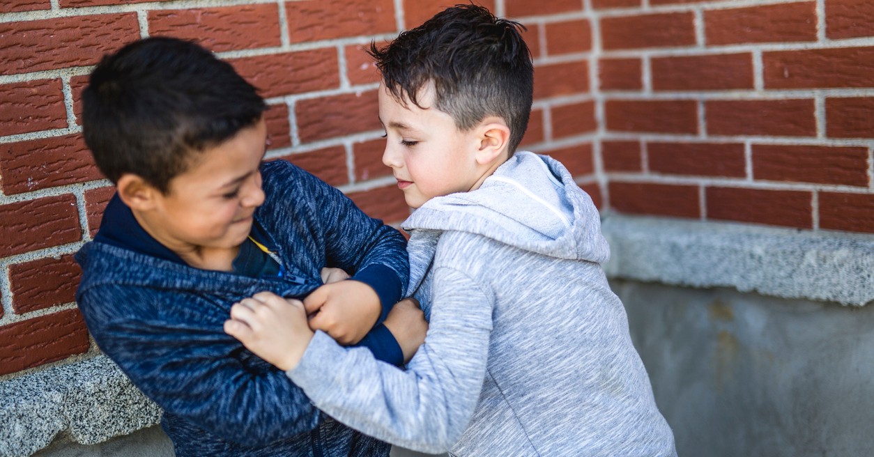 Mi hijo pega a sus compañeros en el cole, ¿qué puedo hacer?