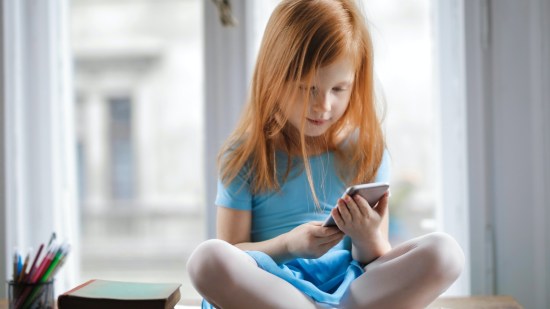 Niña con un móvil (Foto: Pexels)