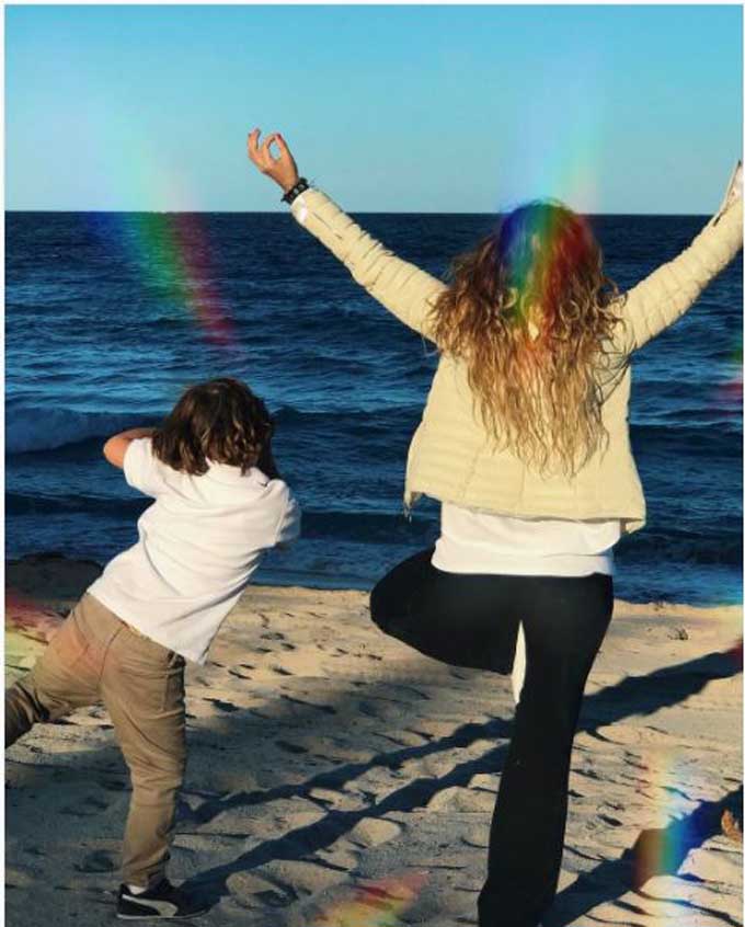 Paulina Rubio practica yoga en el mar