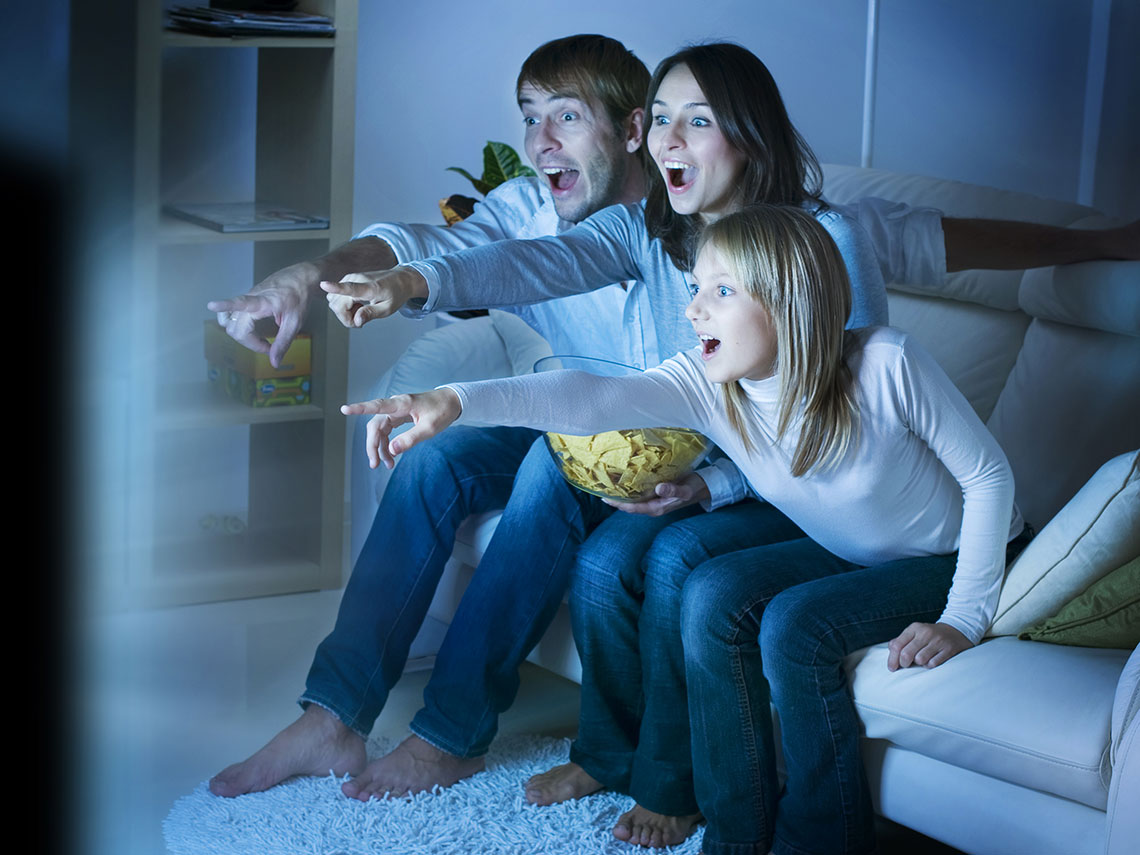 familia viendo una película