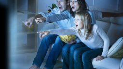 familia viendo una película
