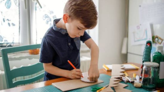 Manualidades fáciles para enseñar a los niños a reciclar y reutilizar