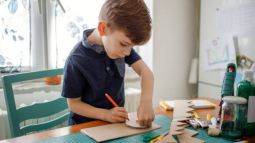 Manualidades fáciles para enseñar a los niños a reciclar y reutilizar