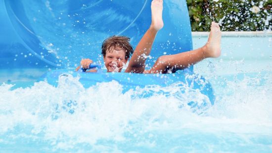 Hoteles con toboganes en España para ir con niños este verano