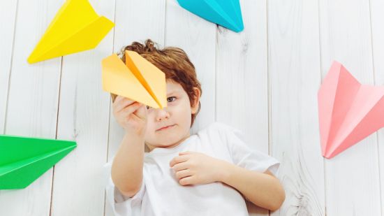 Ideas para hacer aviones de papel que vuelan mucho con niños