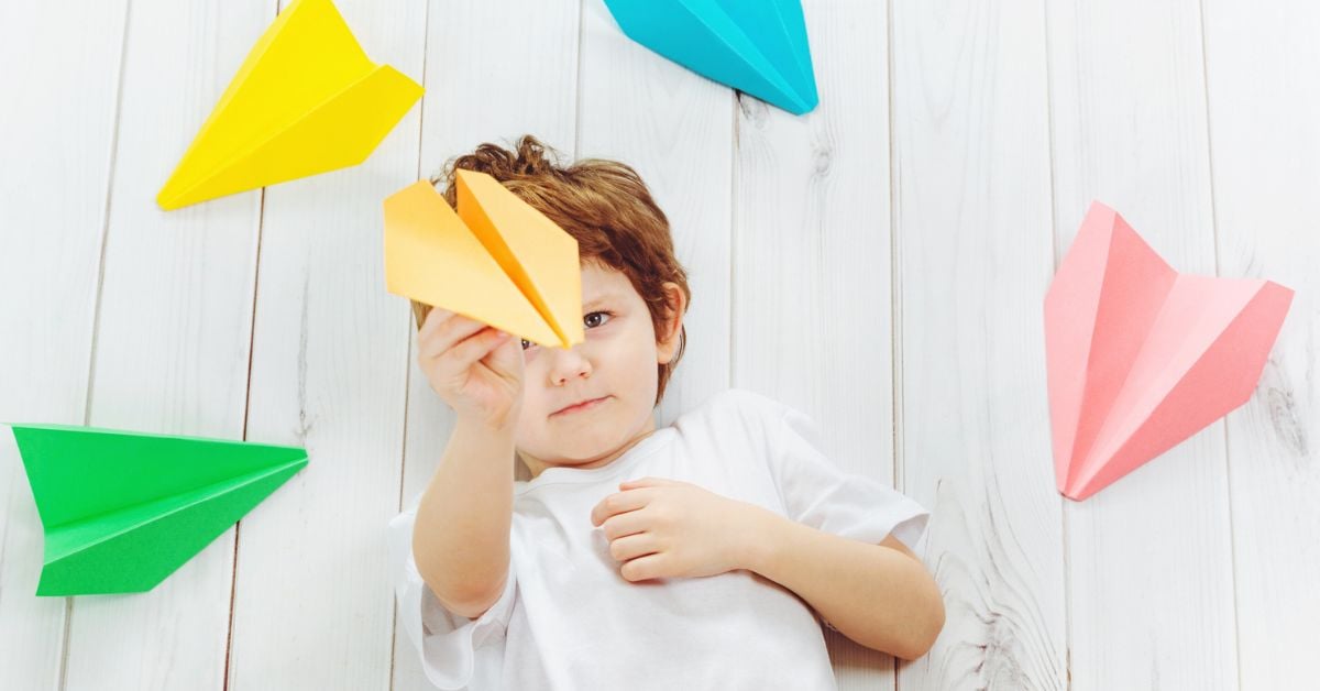 Ideas para hacer aviones de papel que vuelan mucho con niños