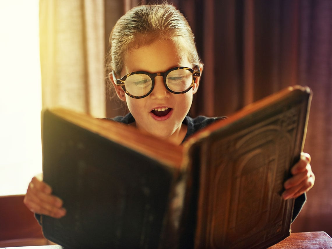 niña leyendo fábulas