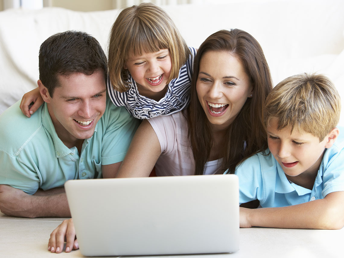 familia jugando con el ordenador