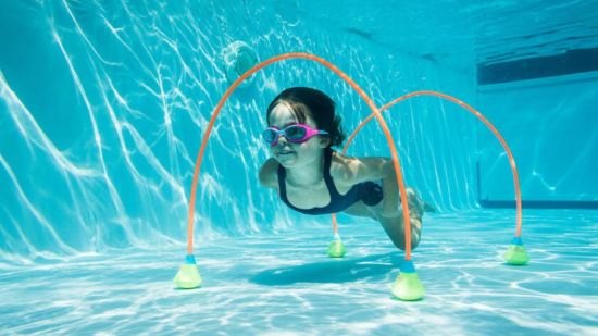 Pistolas de agua y otros juguetes de verano para divertirse en la piscina