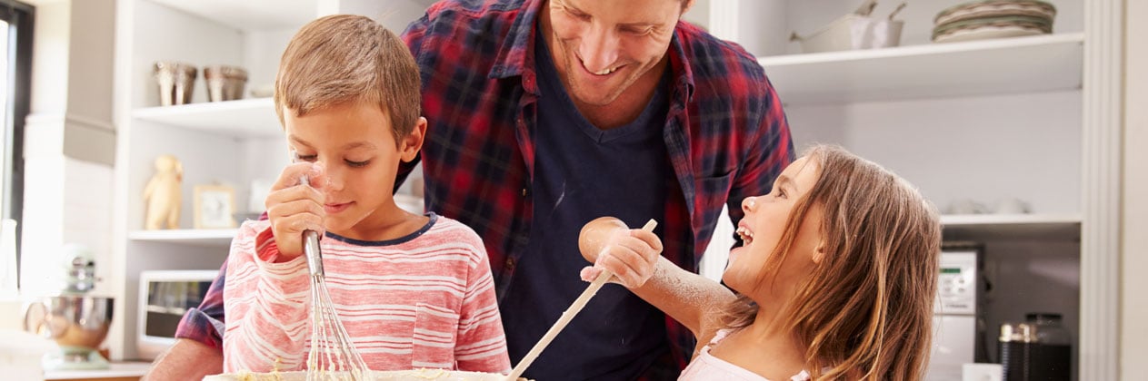 padre hijos cocina