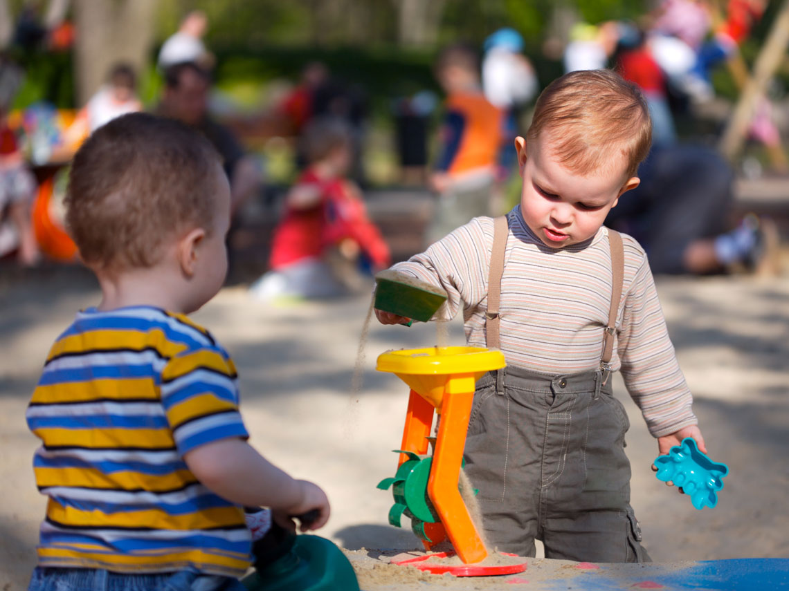 Ir al parque con otros niños