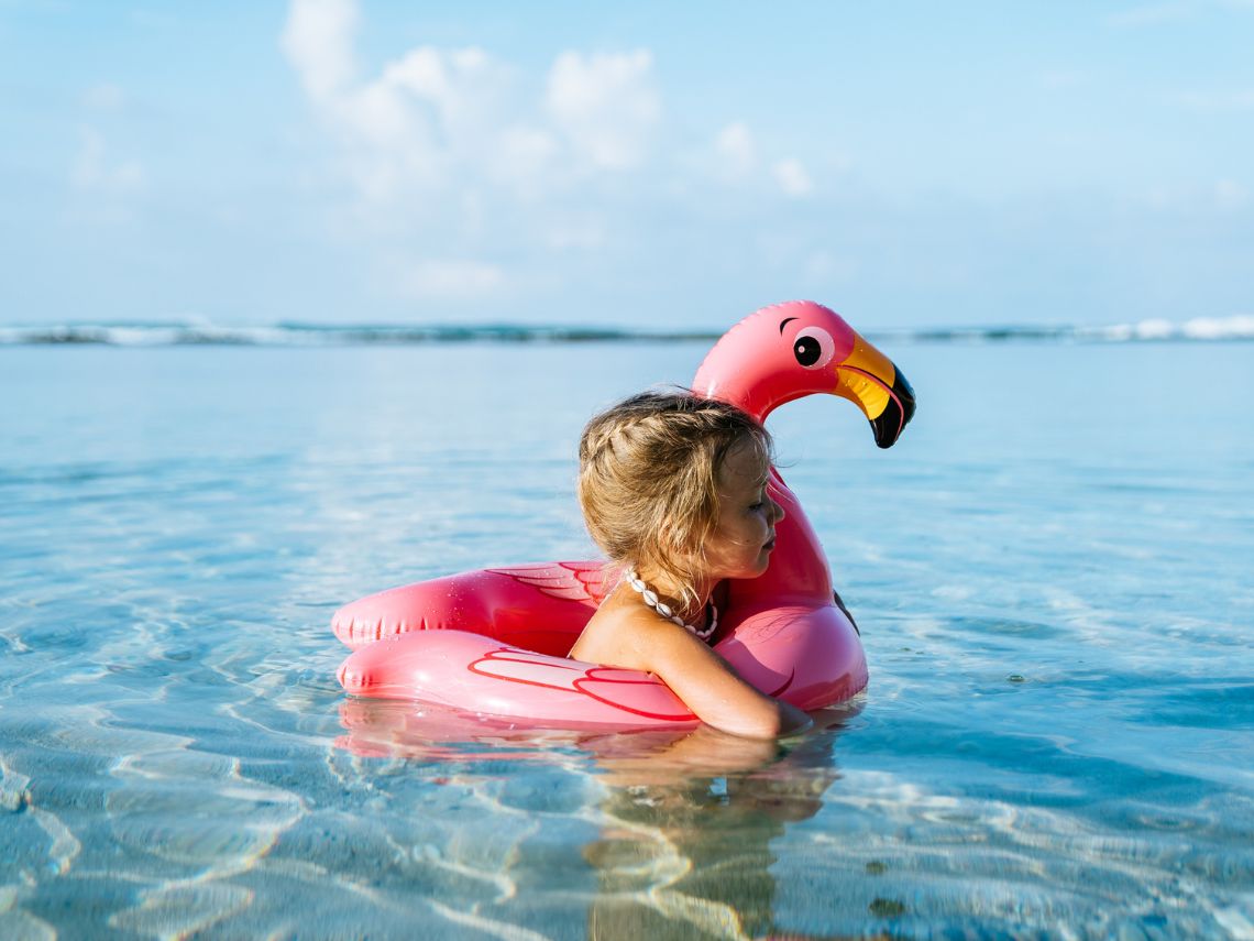 niño jugando con una pistola de agua en verano