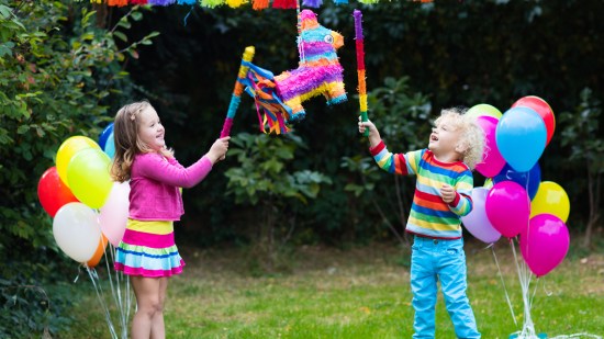 Dos niños en una fiesta de cumpleaños