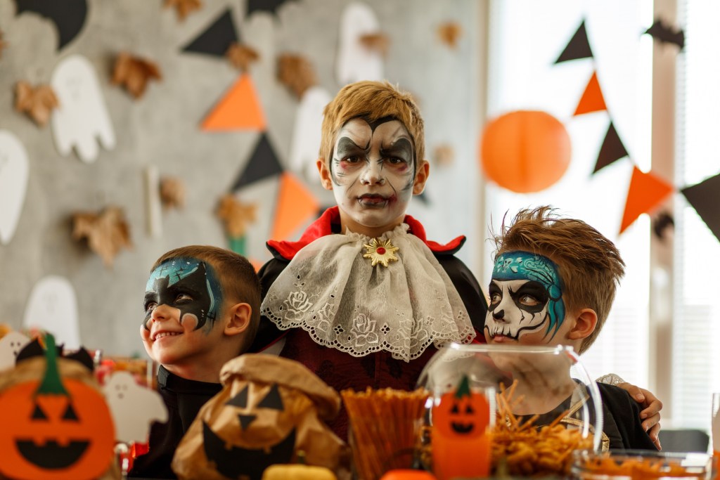 Una familia disfrazada de Halloween