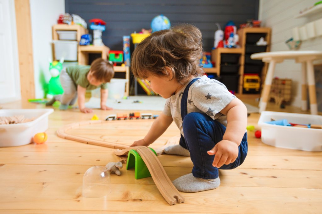 Una niña en clase de la escuela infantil
