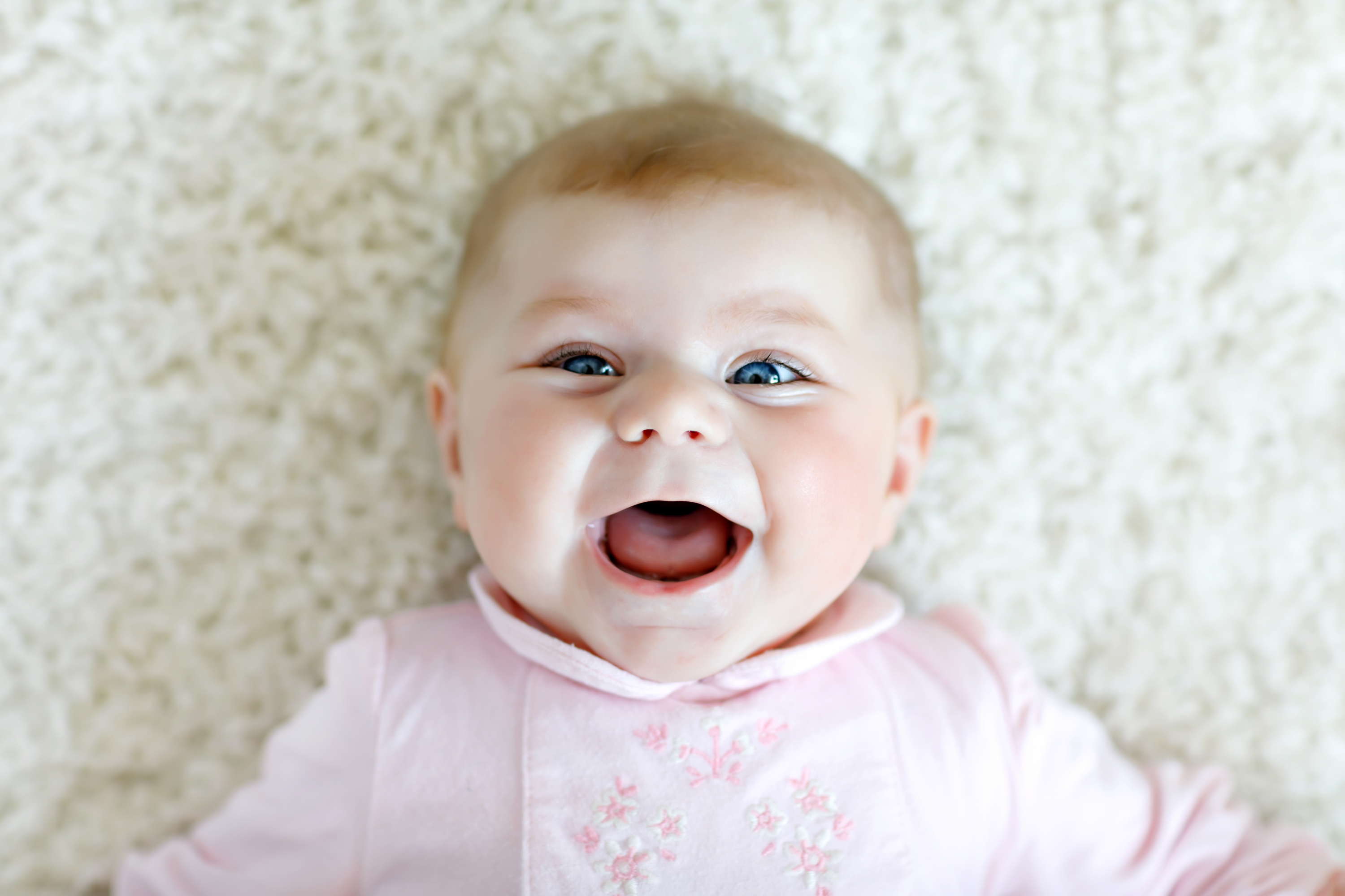 Niña bebé sonriendo