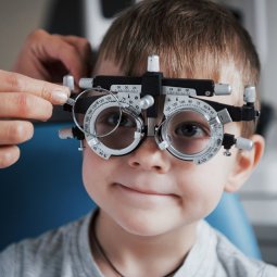 Revisión del niño en el oculista