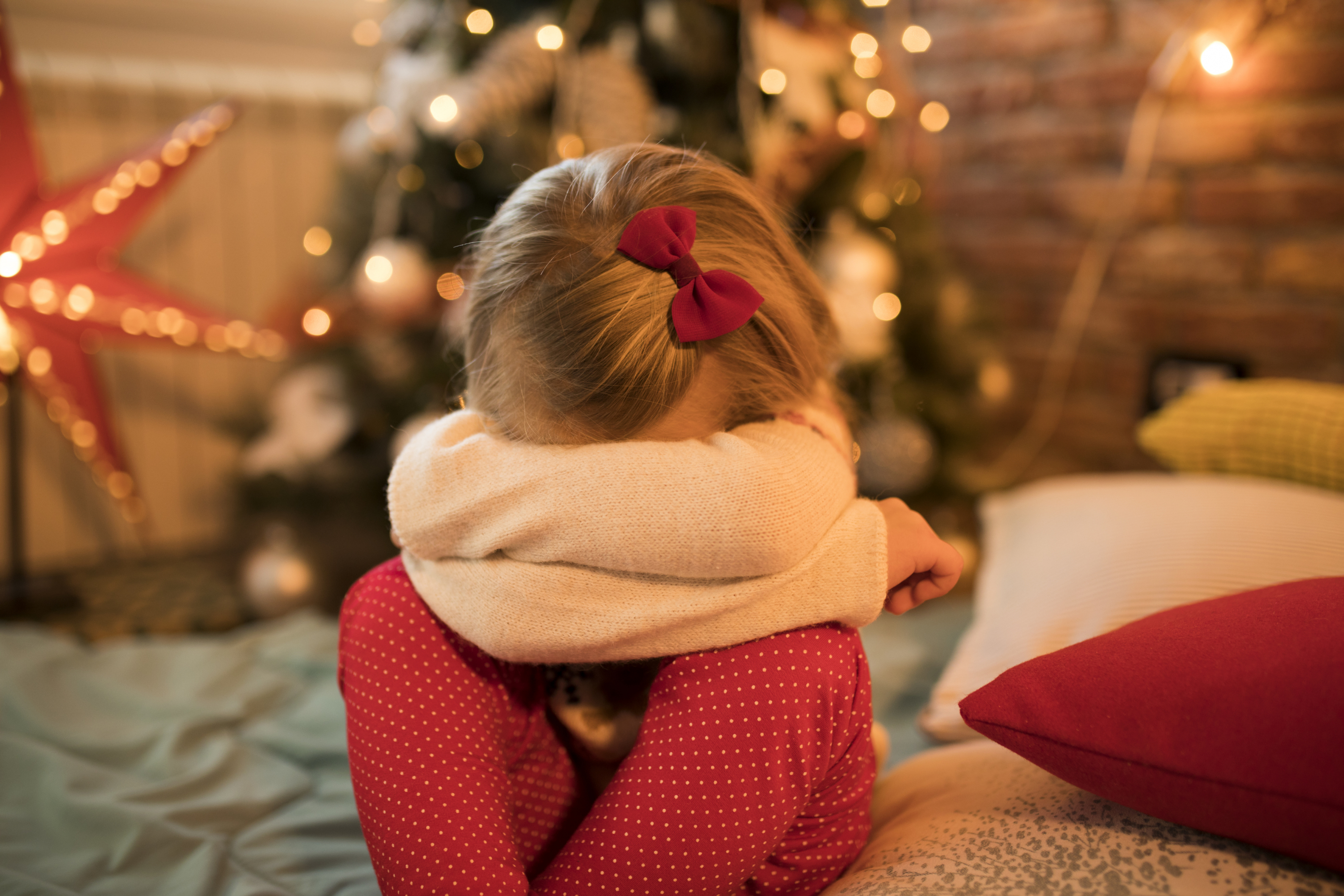 niña triste por Navidad