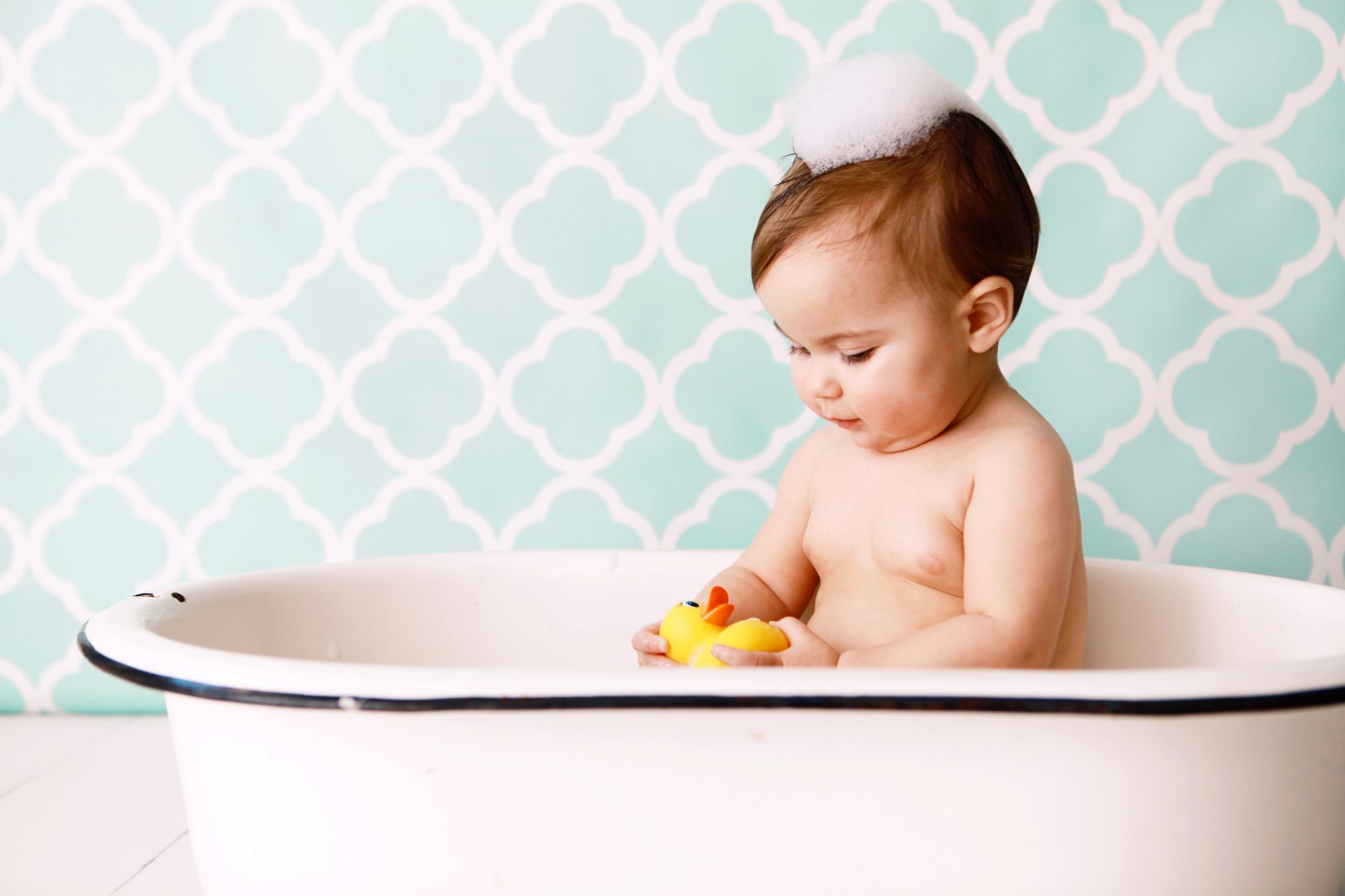 Cómo bañar a un bebé en casa