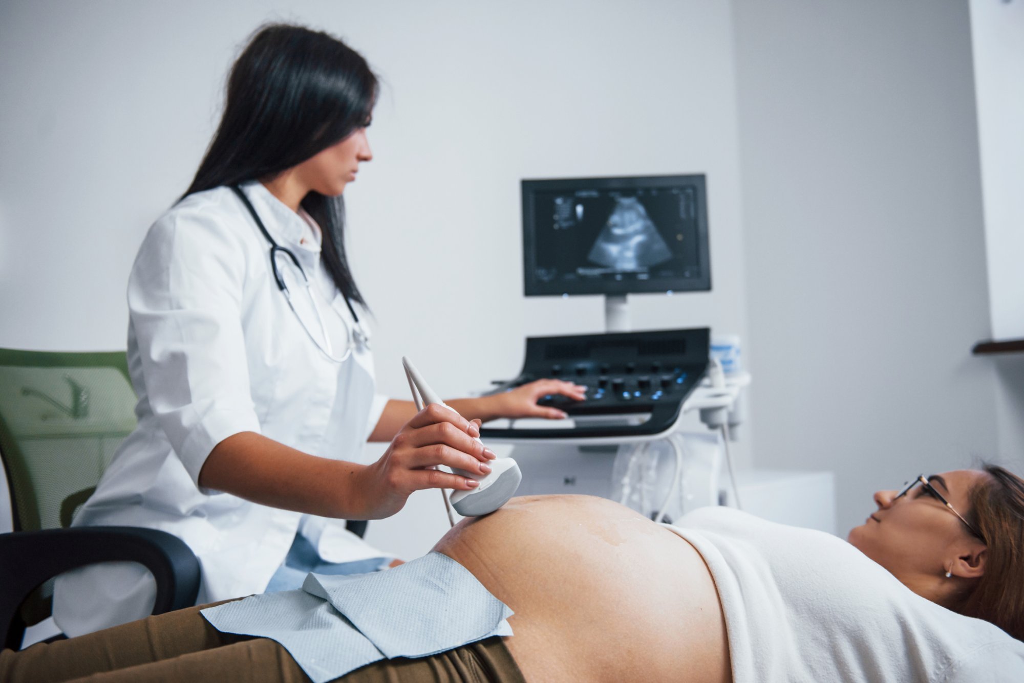 Versión cefálica externa, una maniobra para girar al bebe cuando viene de nalgas y evitar cesárea