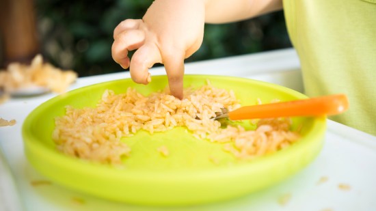 Arroz en la dieta del bebé: ¿pueden comer tortitas y leche de arroz?