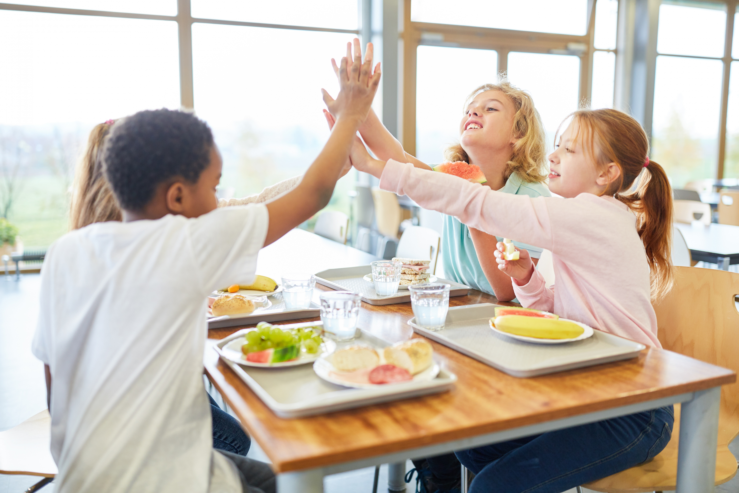 niños comedor escolar