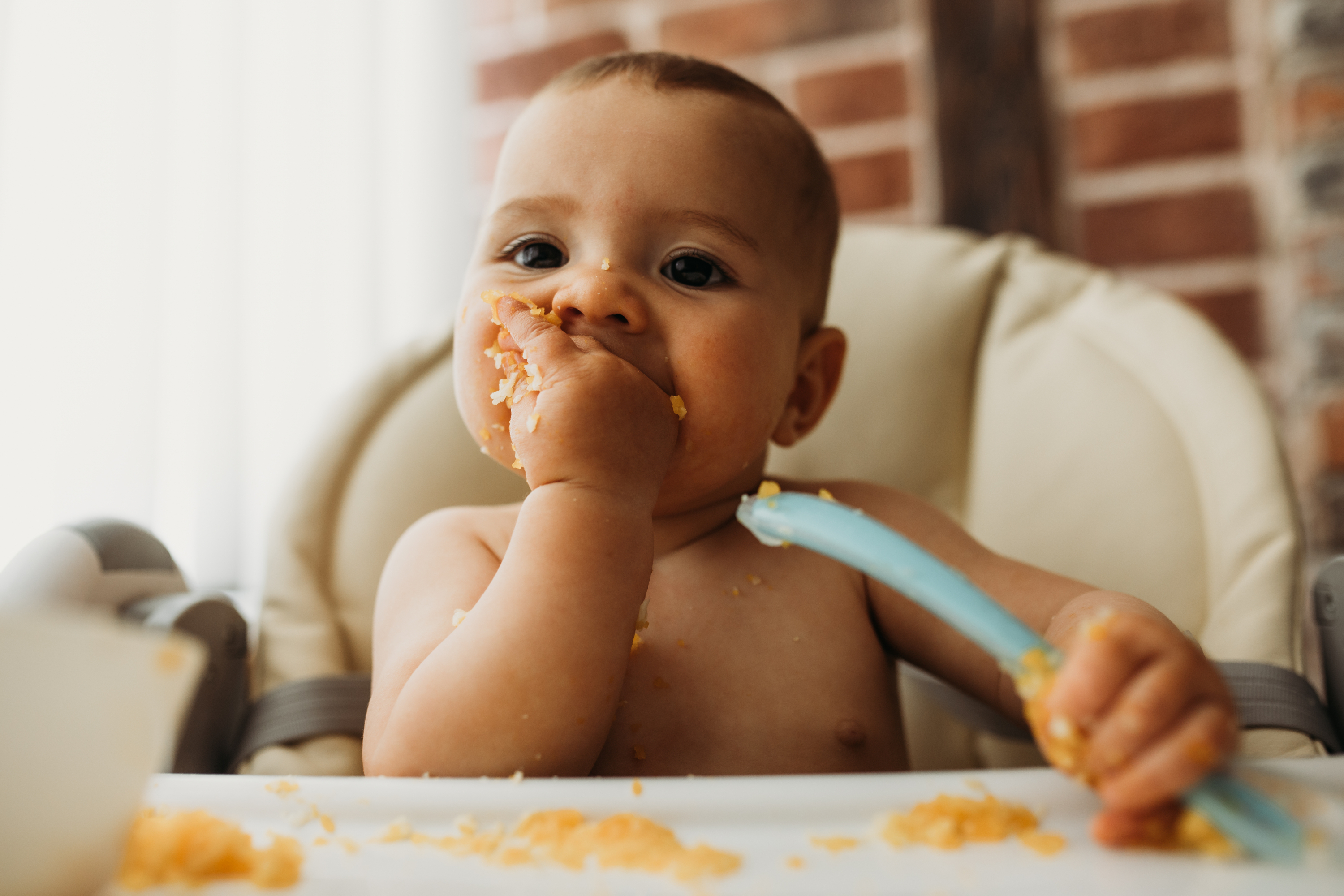 bebé comiendo