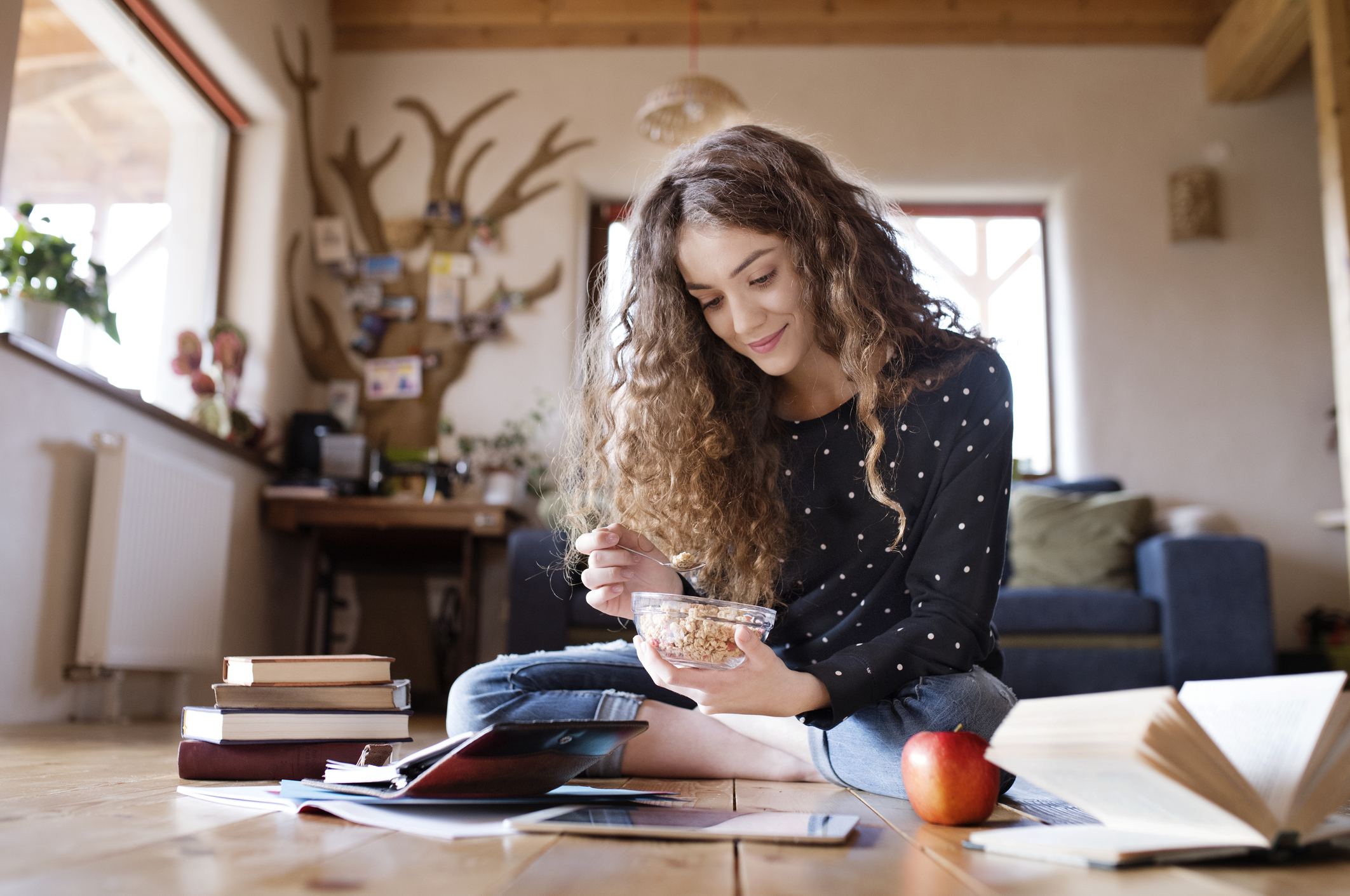 adolescente leyendo libro