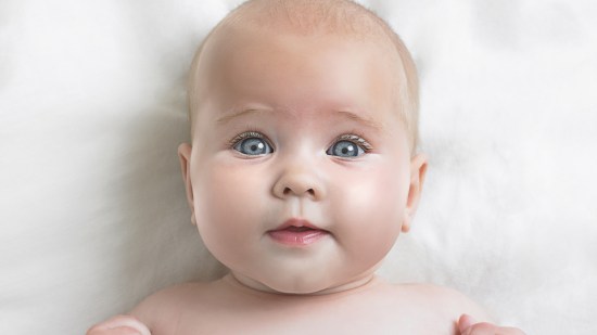 bebé de ojos azules