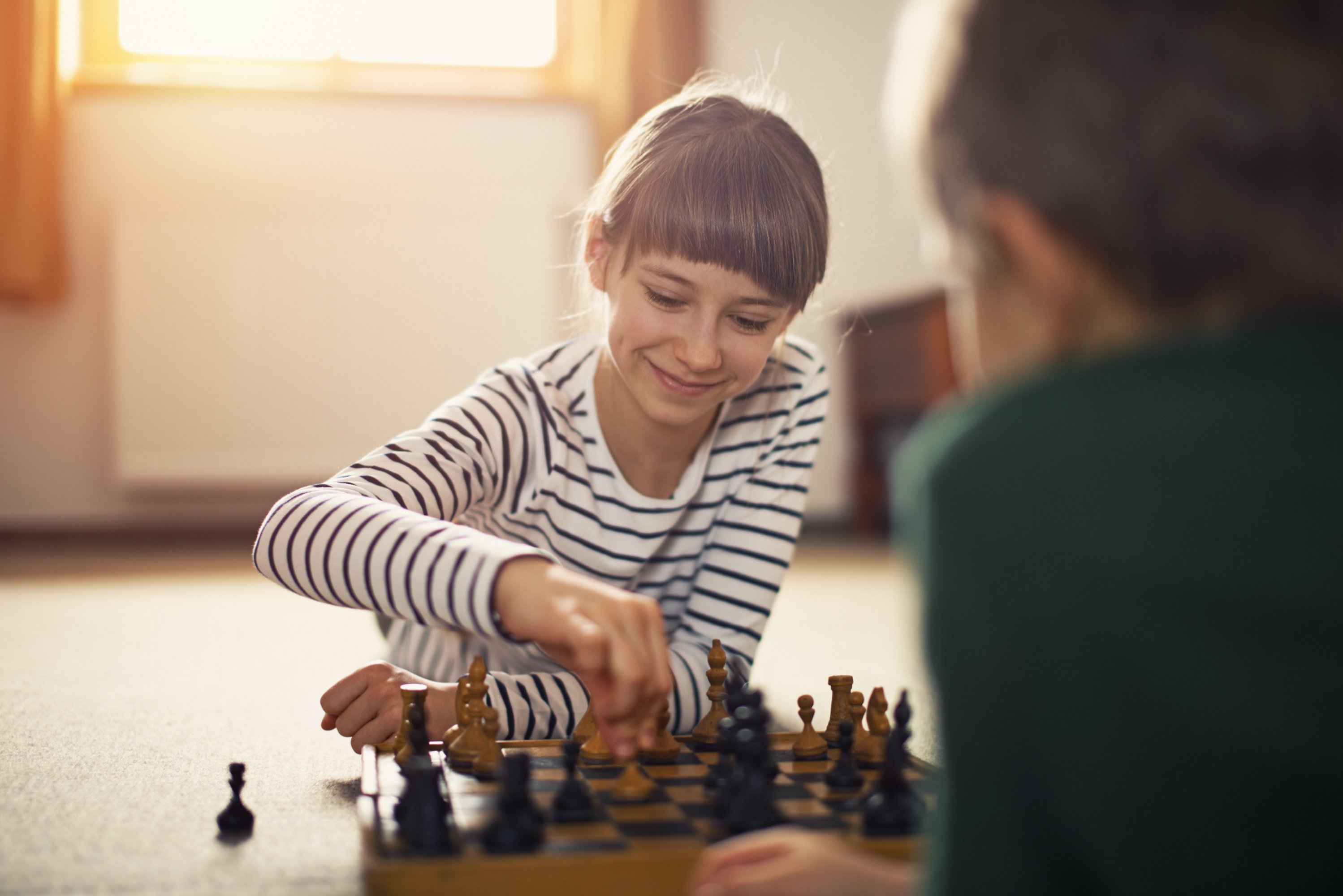 niño jugando ajedrez