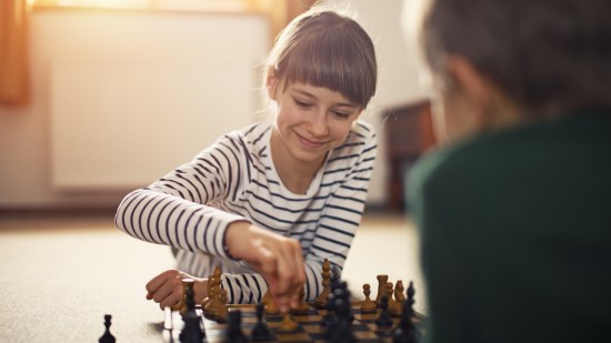 niño jugando ajedrez