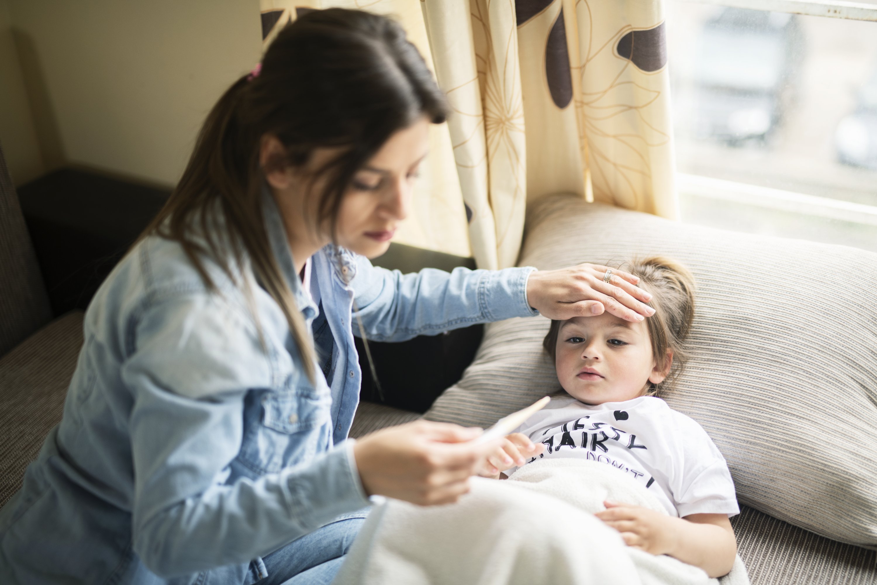 Niño fiebre cama
