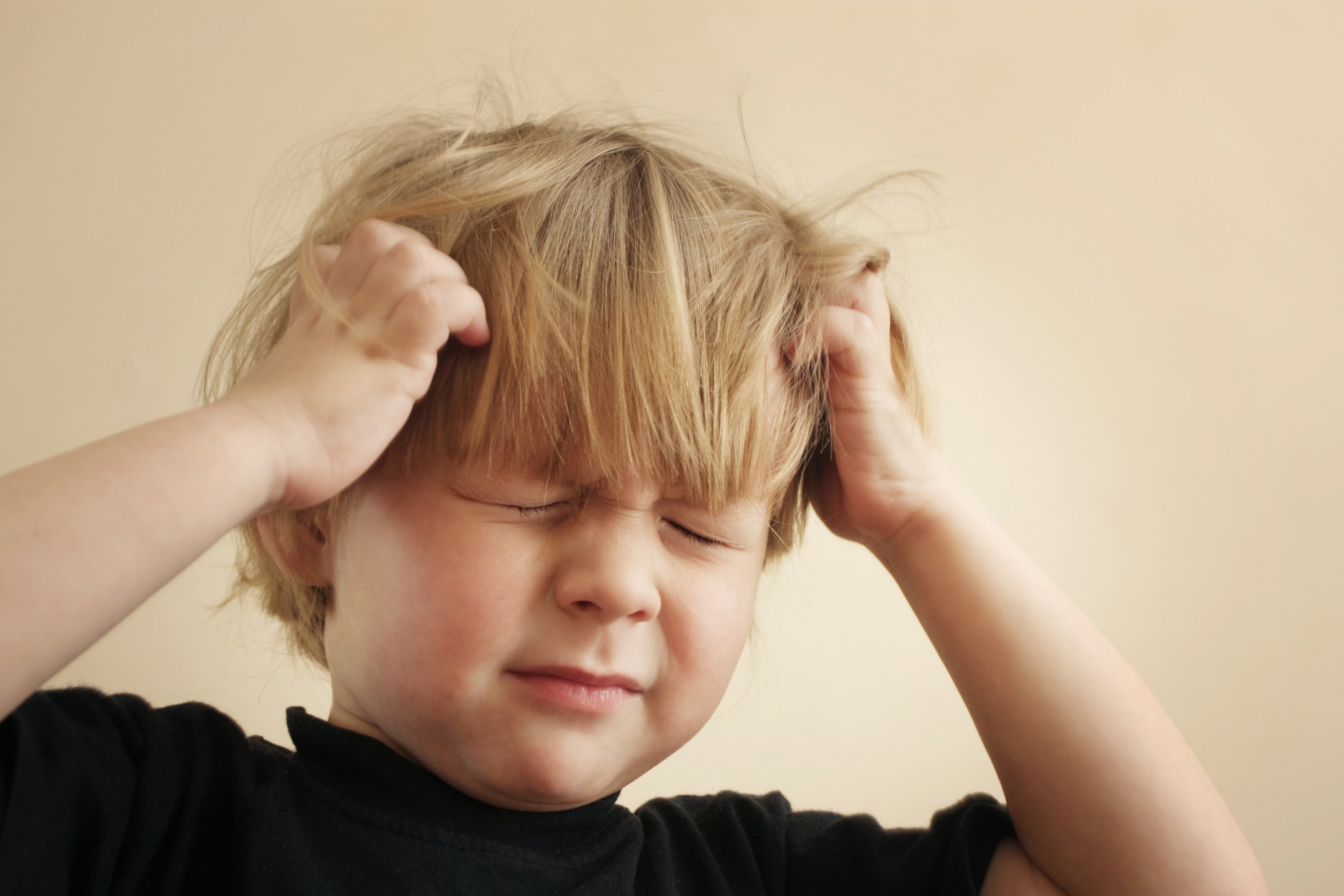 niño dolor de cabeza