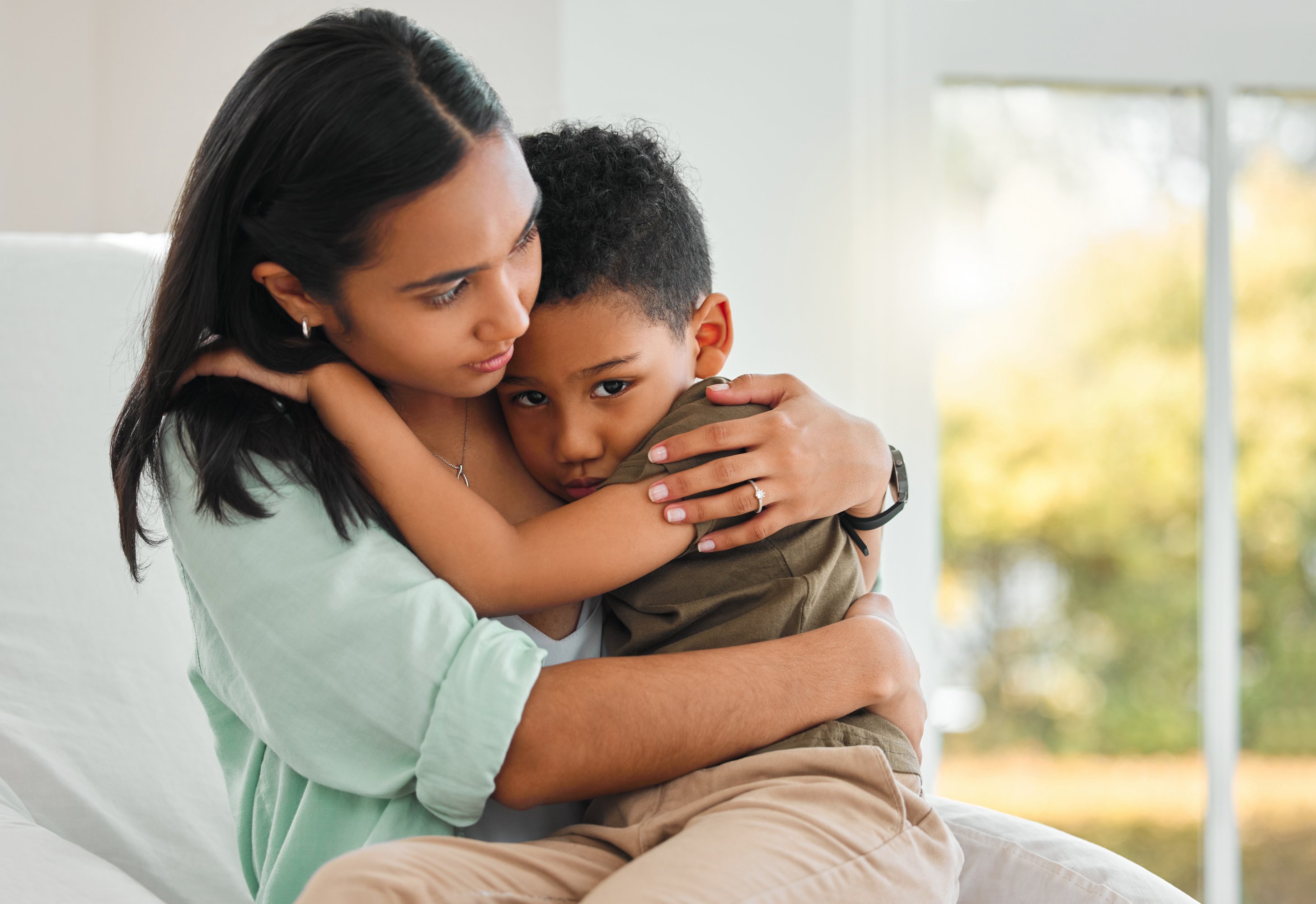 niño abrazando a su madre