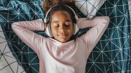 niña en la cama