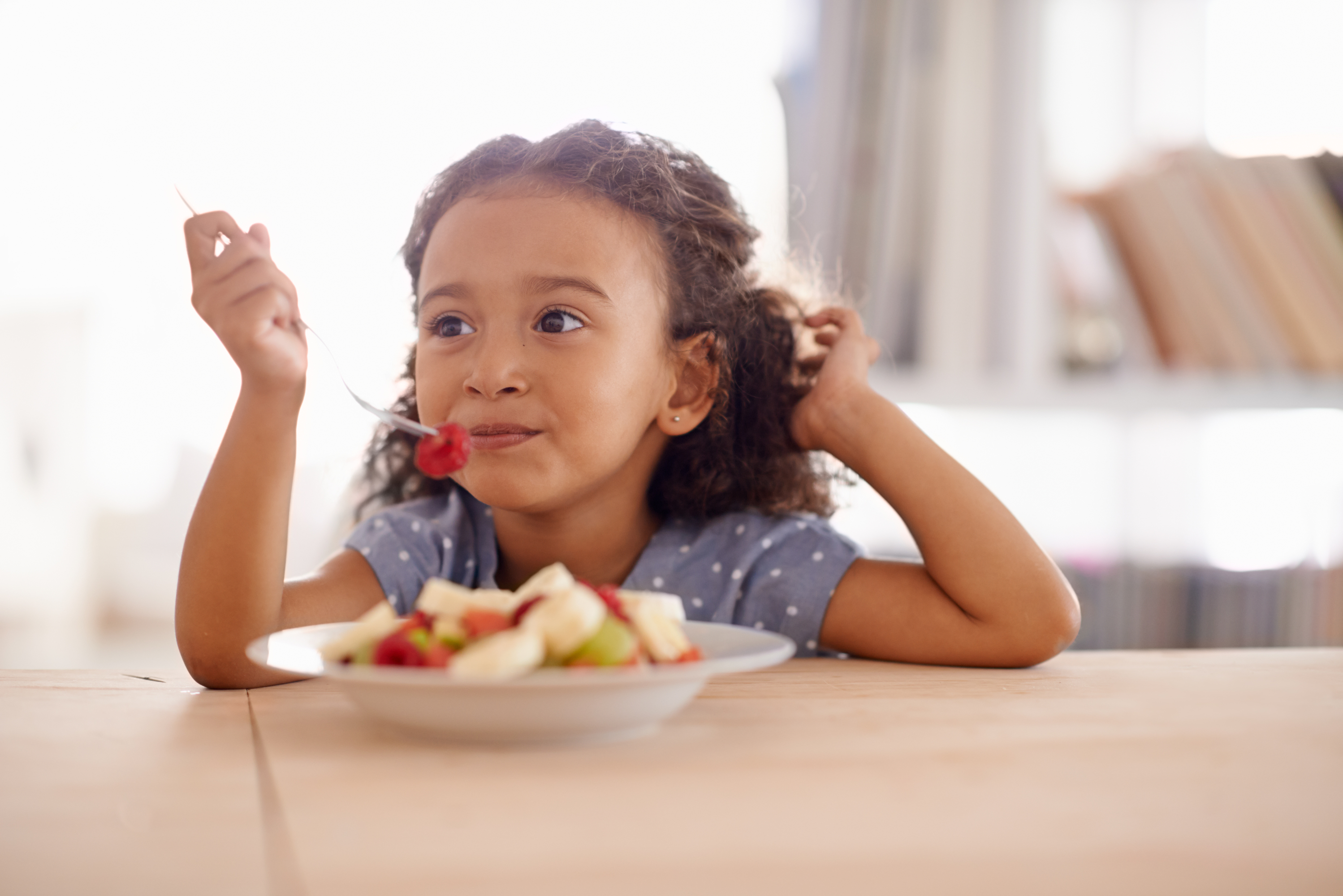 niño comeindo fruta
