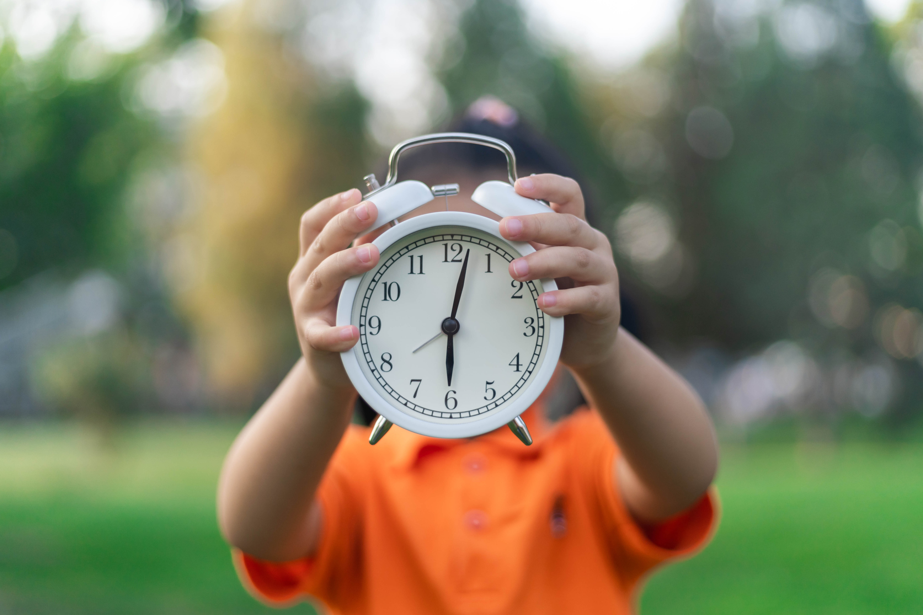 niño con reloj