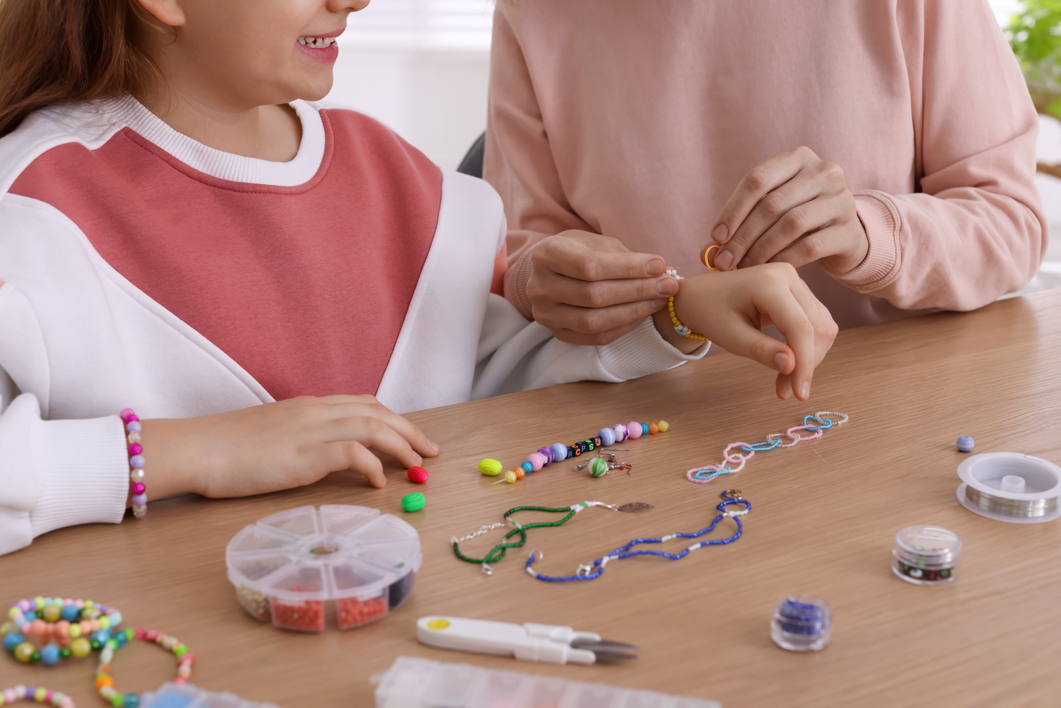 Haciendo pulseras de cuentas