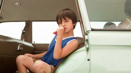 niño aburrido coche